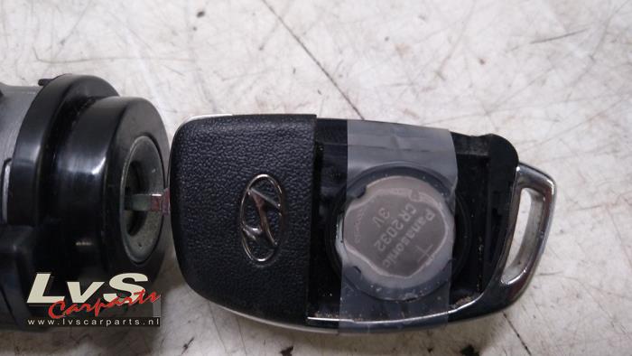 Cerradura de contacto y llave de un Hyundai i20 1.2i 16V 2012