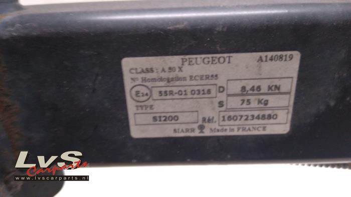 Attelage (boule de remorquage) d'un Peugeot 308 (L3/L8/LB/LH/LP) 1.6 BlueHDi 120 2014