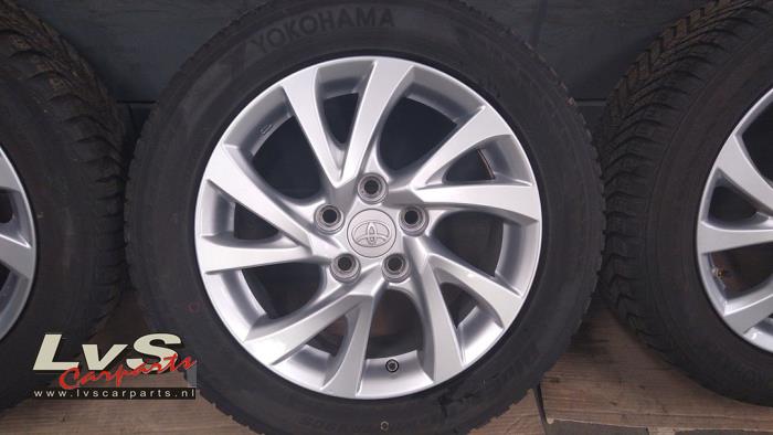 Juego de llantas y neumáticos de invierno de un Toyota Auris Touring Sports (E18) 1.8 16V Hybrid 2015
