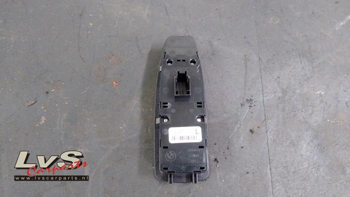 Przelacznik elektrycznej szyby z BMW 1 serie (F20) 116i 1.6 16V 2011