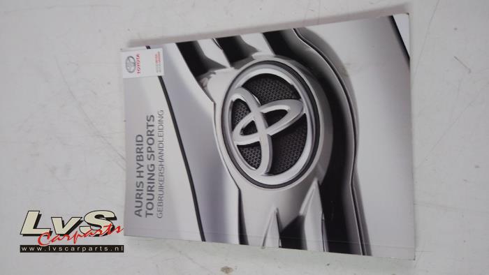 Instrucciones(varios) de un Toyota Auris Touring Sports (E18) 1.8 16V Hybrid 2015