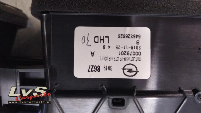 Kratka wentylacyjna deski rozdzielczej z Opel Corsa F (UB/UH/UP) 1.2 12V 75 2020