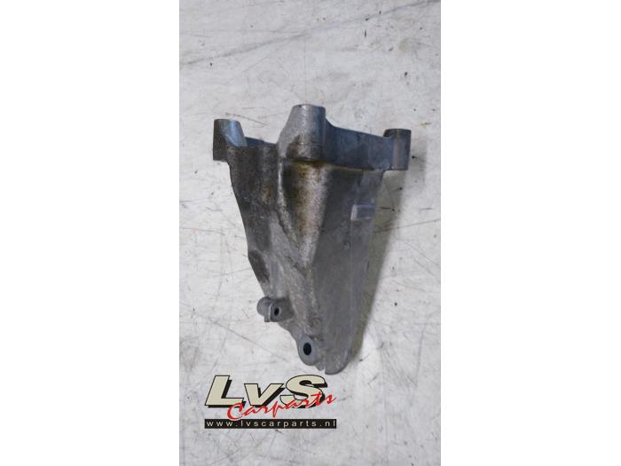 Used Engine mount Mercedes C (W205) C-180 1.6 16V Price € 20,00 Margin scheme offered by LvS Carparts