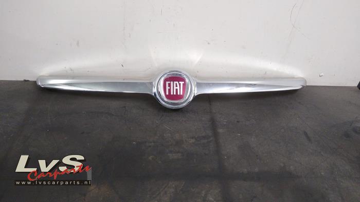 Używane Grill Fiat 500L (199) 1.4 16V Cena € 40,00 Procedura marży oferowane przez LvS Carparts