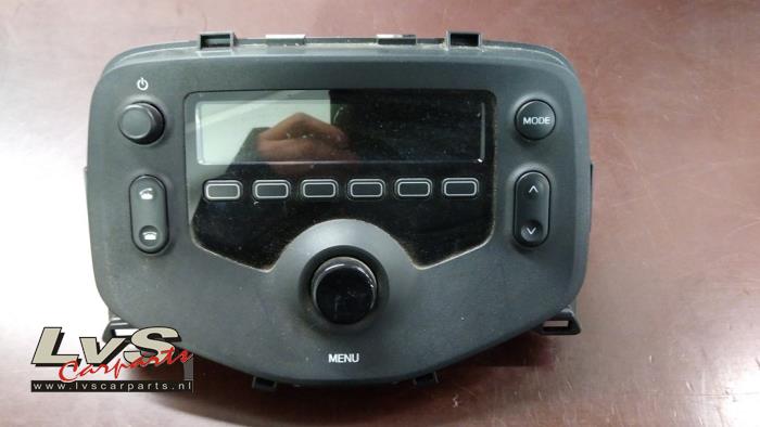 Radio from a Citroën C1 1.0 Vti 68 12V 2020
