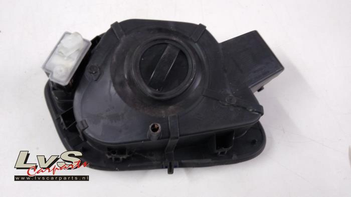 Tank cap cover from a Opel Corsa F (UB/UH/UP) 1.2 Turbo 12V 100 2021