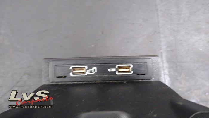 Conexión AUX-USB de un Mercedes-Benz A (W176) 1.5 A-180 CDI, A-180d 16V 2015