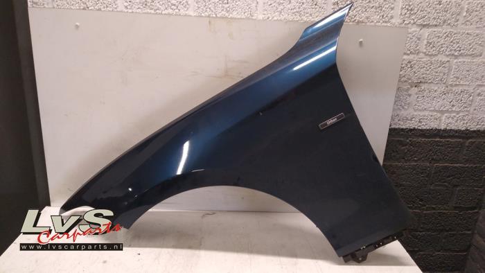 Front wing, left from a BMW 1 serie (F20) 118d 2.0 16V 2011