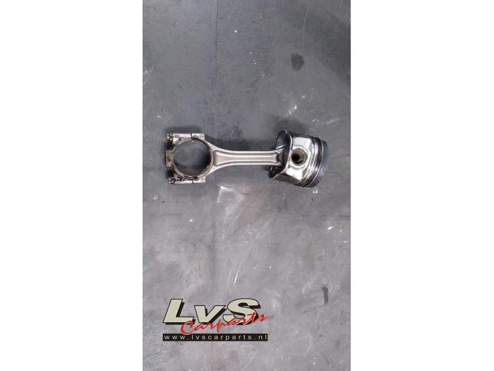 Usados Pistón Volkswagen Golf VII (AUA) 1.6 TDI BMT 16V Precio € 50,00 Norma de margen ofrecido por LvS Carparts