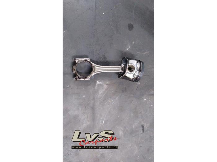 Usados Pistón Volkswagen Golf VII (AUA) 1.6 TDI BMT 16V Precio € 50,00 Norma de margen ofrecido por LvS Carparts