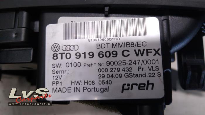Multi-media control unit from a Audi A4 Avant (B8) 2.0 TFSI 16V 2009