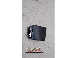 Usados Conexión AUX-USB Hyundai i10 (B5) 1.2 16V Precio € 14,00 Norma de margen ofrecido por LvS Carparts