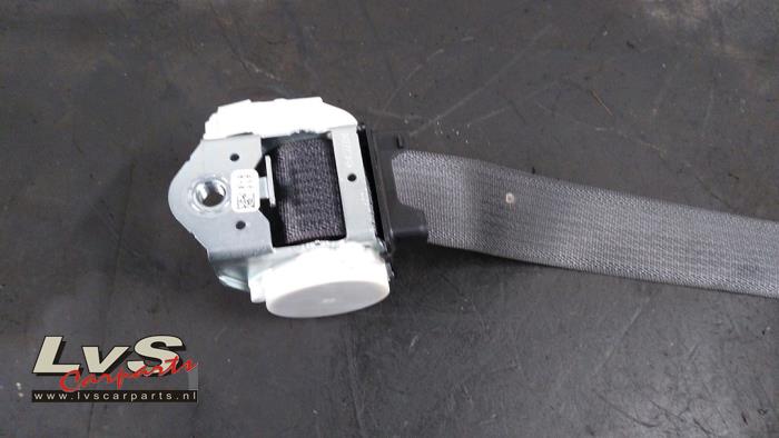 Rear seatbelt, centre from a Jeep Compass (MP) 1.6 D 16V Multijet II 2018