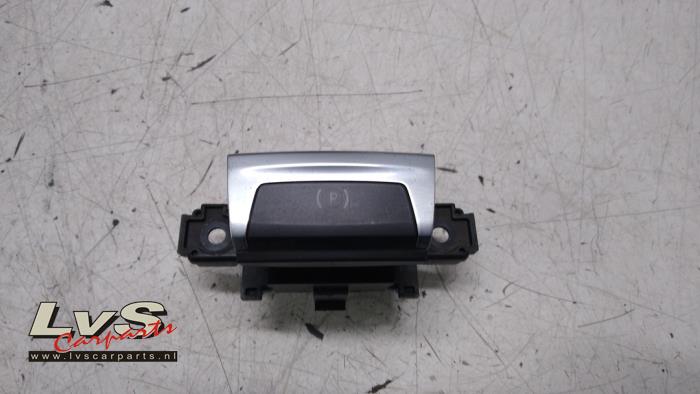 Używane Handbremse Schalter Peugeot 308 (L3/L8/LB/LH/LP) 1.6 BlueHDi 120 Cena € 19,00 Procedura marży oferowane przez LvS Carparts