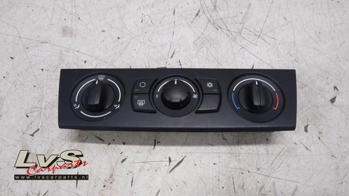 Heater control panel from a BMW 1 serie (E87/87N) 118i 16V 2006