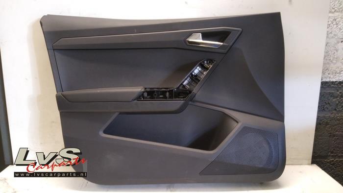 Tapizado de puerta de 4 puertas izquierda delante de un Seat Ibiza V (KJB) 1.0 TSI 12V 2017