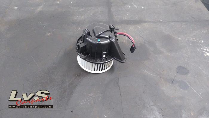 Heating and ventilation fan motor from a Seat Ibiza V (KJB) 1.0 TSI 12V 2017