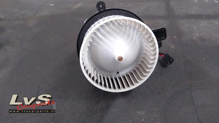 Heating and ventilation fan motor from a Seat Ibiza V (KJB) 1.0 TSI 12V 2017