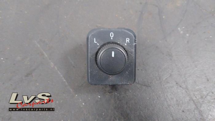 Interruptor de retrovisor de un Seat Ibiza V (KJB) 1.0 TSI 12V 2017