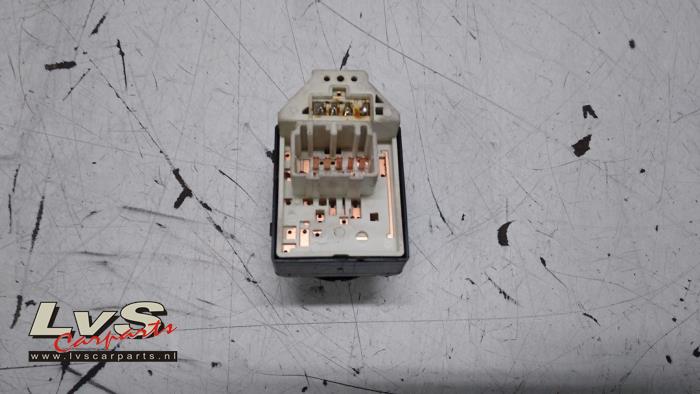 Interruptor de retrovisor de un Kia Venga 1.4 CVVT 16V 2011