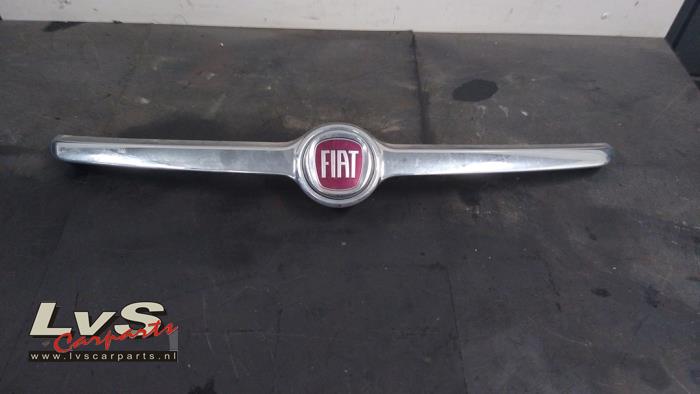 Używane Grill Fiat 500L (199) 1.6 D 16V Multijet II Cena € 25,00 Procedura marży oferowane przez LvS Carparts