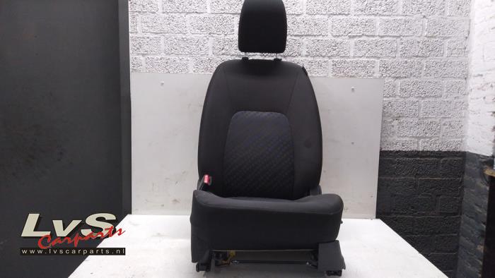 Używane Fotel lewy Suzuki Celerio (LF) 1.0 12V Cena € 100,00 Procedura marży oferowane przez LvS Carparts