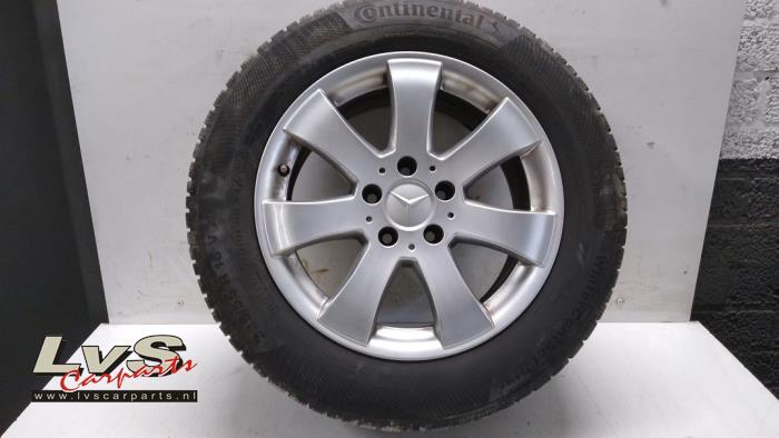 Wheel + winter tyre from a Mercedes-Benz E Estate (S212) E-220 CDI 16V BlueEfficiency,BlueTEC 2014