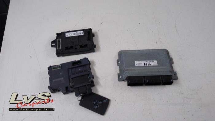 Used Ignition lock + computer Renault Clio IV (5R) 0.9 Energy TCE 90 12V Price € 400,00 Margin scheme offered by LvS Carparts