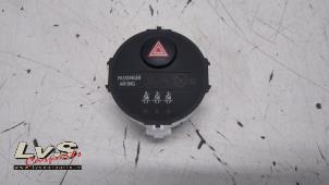 Usados Interruptor de luz de pánico Toyota Yaris III (P13) 1.33 16V Dual VVT-I Precio € 15,00 Norma de margen ofrecido por LvS Carparts