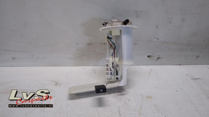 Electric fuel pump from a Toyota Yaris III (P13) 1.33 16V Dual VVT-I 2014