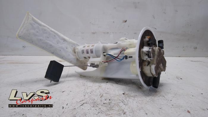 Electric fuel pump from a Toyota Yaris III (P13) 1.33 16V Dual VVT-I 2014