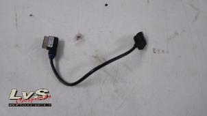 Used USB plug Volkswagen Polo V (6R) 1.2 TDI 12V BlueMotion Price € 10,00 Margin scheme offered by LvS Carparts