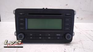 Używane Radioodtwarzacz CD Volkswagen Golf VI (5K1) 1.2 TSI BlueMotion Cena € 30,00 Procedura marży oferowane przez LvS Carparts