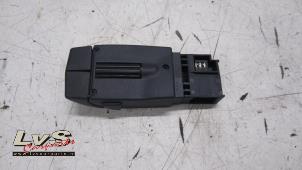 Used Steering wheel mounted radio control Renault Twingo II (CN) 1.2 16V Price € 20,00 Margin scheme offered by LvS Carparts