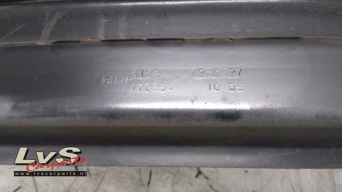 Rear bumper frame from a BMW 3 serie Touring (F31) 320d 2.0 16V 2015