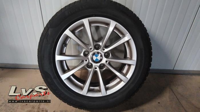 Llanta y neumático de invierno de un BMW 3 serie Touring (F31) 320d 2.0 16V 2015