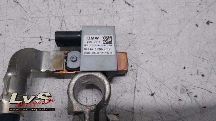 Battery pole from a BMW 3 serie Touring (F31) 320d 2.0 16V 2015