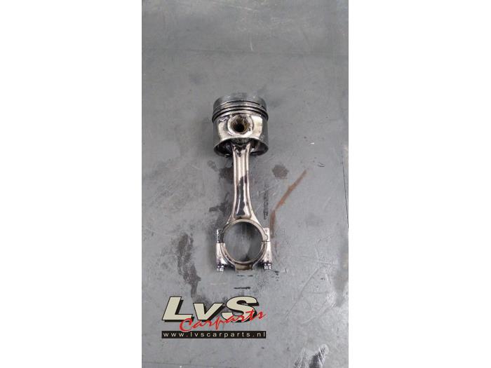 Usados Pistón Audi A3 Sportback (8PA) 1.6 TDI 16V Precio € 50,00 Norma de margen ofrecido por LvS Carparts