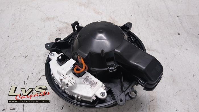 Heating and ventilation fan motor from a BMW 3 serie Touring (F31) 320d 2.0 16V 2013