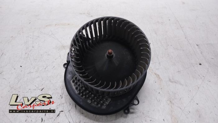 Heating and ventilation fan motor from a BMW 3 serie Touring (F31) 320d 2.0 16V 2013