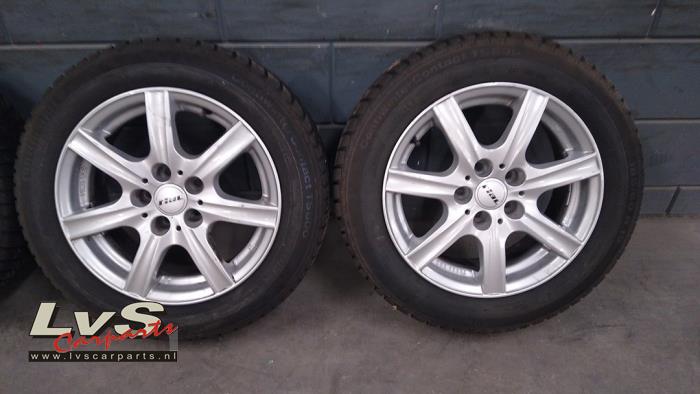 Set of wheels + winter tyres from a Volkswagen Polo V (6R) 1.2 12V BlueMotion Technology 2013