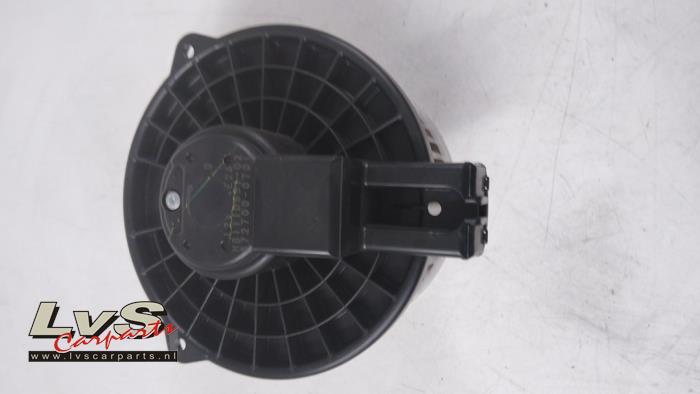 Heating and ventilation fan motor from a Mazda CX-5 (KE,GH) 2.2 Skyactiv D 150 16V 4WD 2014