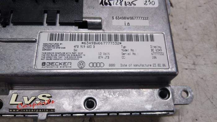 Display Multi Media control unit from a Audi Q7 (4LB) 3.0 TDI V6 24V 2006