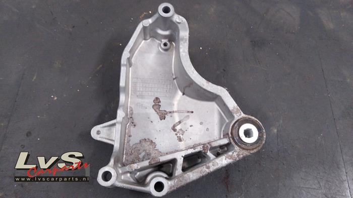 Engine mount from a Mercedes-Benz A (W176) 1.6 A-160 16V 2016