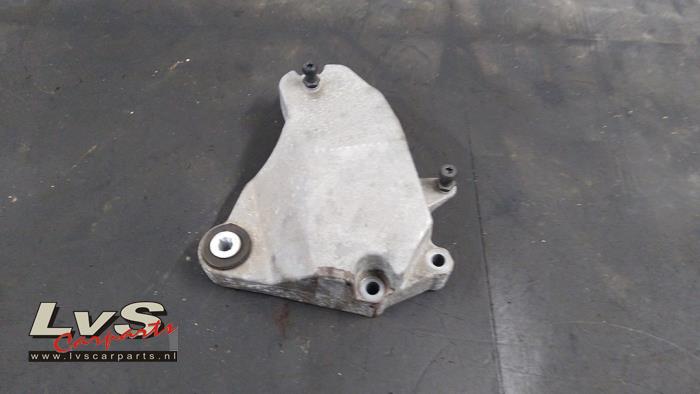 Engine mount from a Mercedes-Benz A (W176) 1.6 A-160 16V 2016