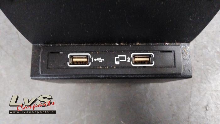 Zlacze AUX/USB z Mercedes-Benz A (W176) 1.6 A-160 16V 2016