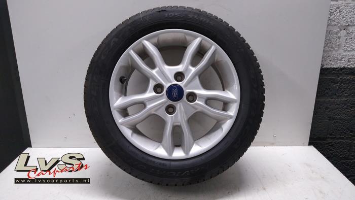 Jante + pneu d'hiver d'un Ford Fiesta 6 (JA8) 1.0 SCI 12V 80 2017