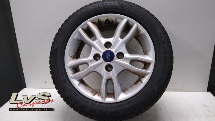 Llanta y neumático de un Ford Fiesta 6 (JA8) 1.0 SCI 12V 80 2017