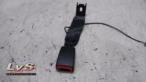 Used Rear seatbelt buckle, centre Renault Twingo III (AH) 1.0 SCe 70 12V Price € 20,00 Margin scheme offered by LvS Carparts
