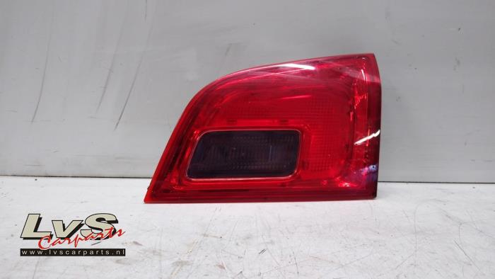 Luz trasera derecha de un Opel Astra J Sports Tourer (PD8/PE8/PF8) 1.6 CDTI 16V 2016